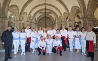 Ni el calor desluce la secular Danza de las Espadas de Marín